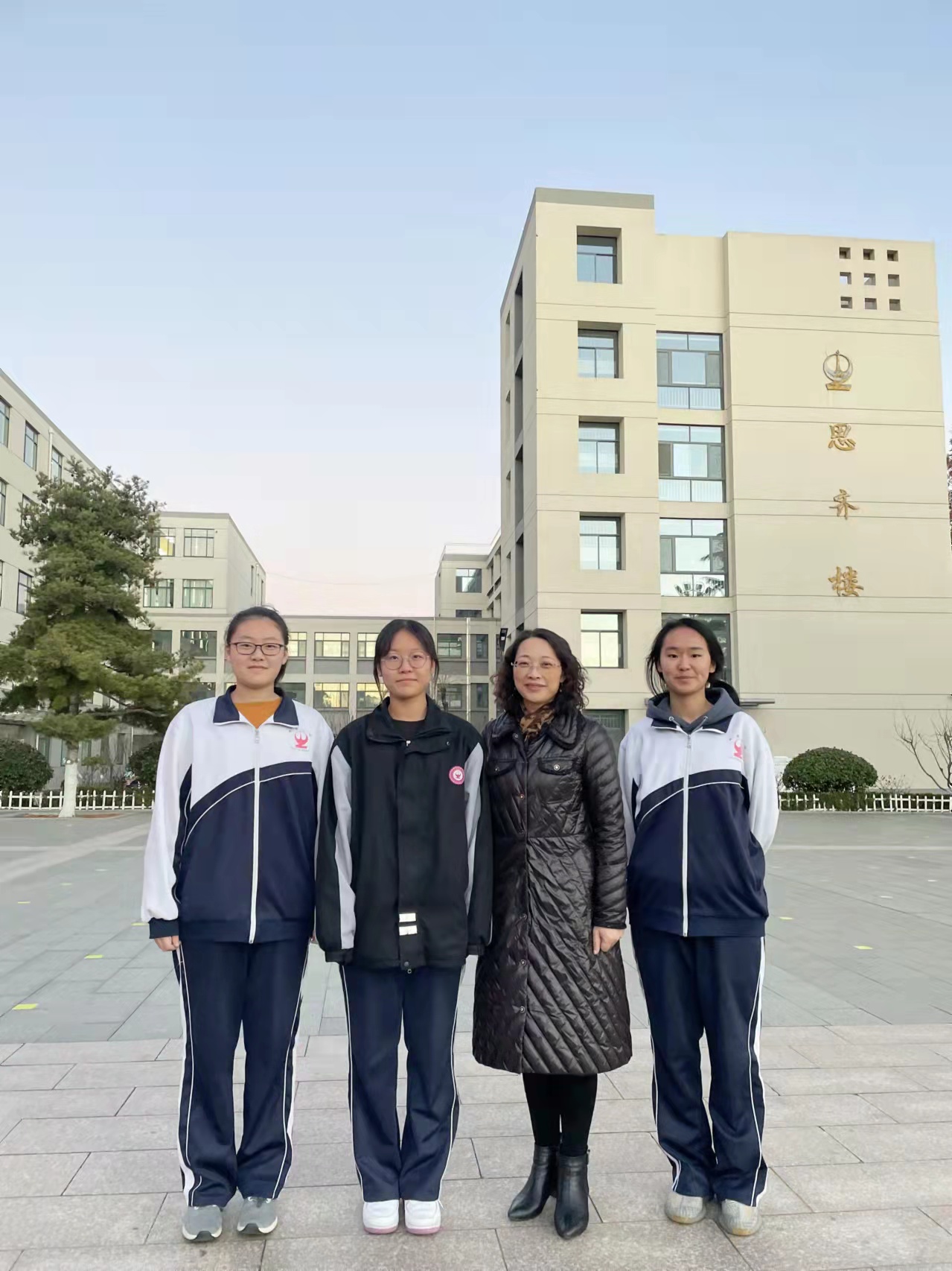 指导教师刘国瑷和获奖学生