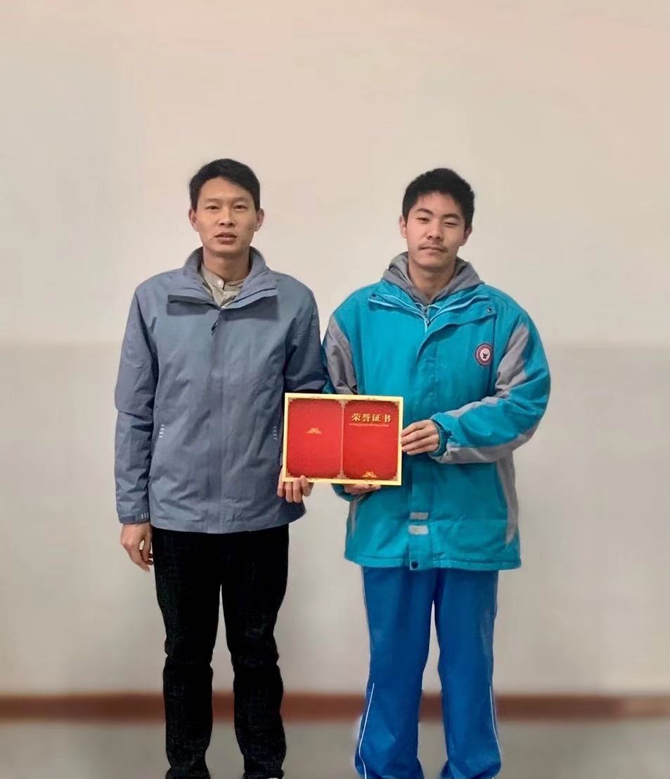 指导教师董华迪和获奖学生