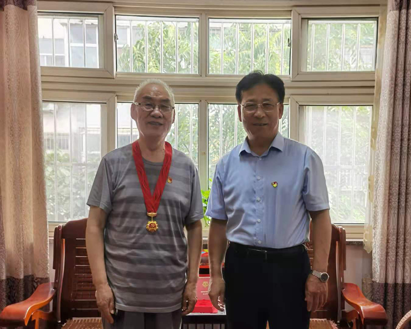 刘校长走访.jpg 刘校长走访.jpg